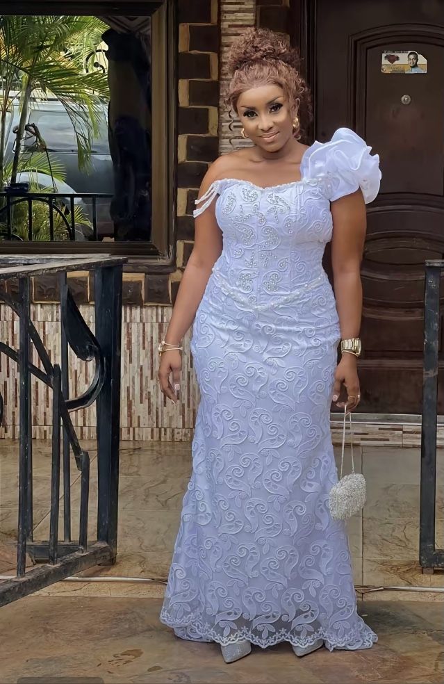 Latest Wedding Gown With Lace Material 